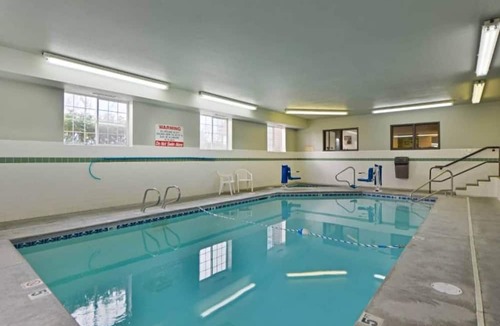 Meridian Apartment | Cozy Queen Bed Room|Pool|Free WiFi