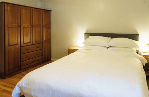 Bainbridge Island House | Cozy 3BR Bainbridge Island Home with Large Fenced Yard Near Ferry & Town