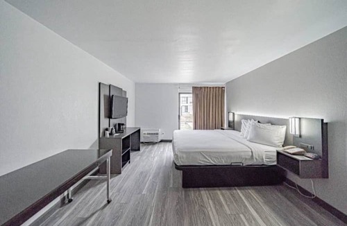 Chubbuck Apartment | 1 King Bed|Non-Smoking,Kitchen