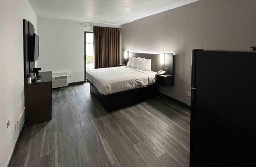 Chubbuck Apartment | 1 King Bed|Non-Smoking,Kitchen