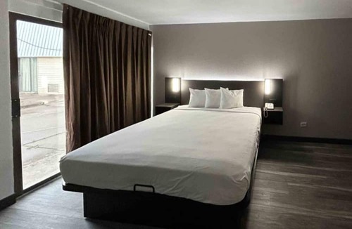 Chubbuck Apartment | 1 King Bed|Suite,Nsmk,Kitchen