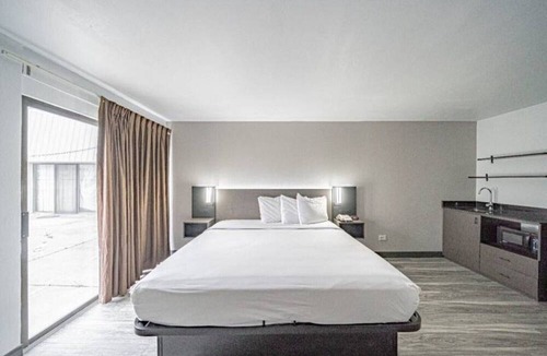 Chubbuck Apartment | 1 King Bed|Suite,Nsmk,Kitchen