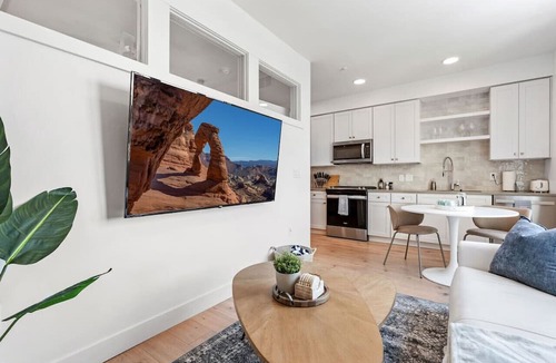 Downtown Salt Lake City Apartment | Downtown Luxury 1BD- Pool/Spa/Bowl/Golf/Gym/Parkng