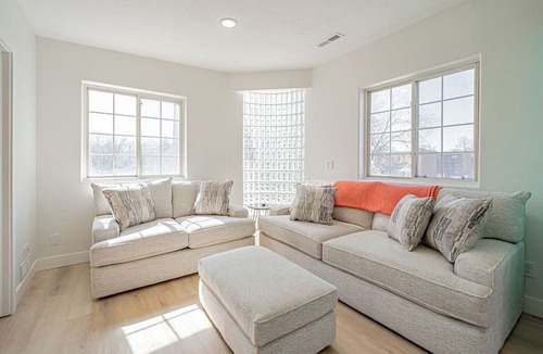 Pocatello Apartment | Pocatello: Retro 2 bed 2 bath upstairs