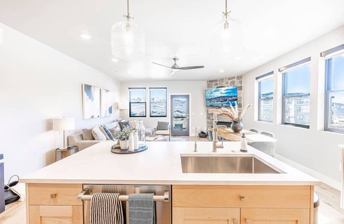 Park City Condo | Deer Valley East Ski Condo | 2 Mins to Skiing | Hot Tub & Shuttle