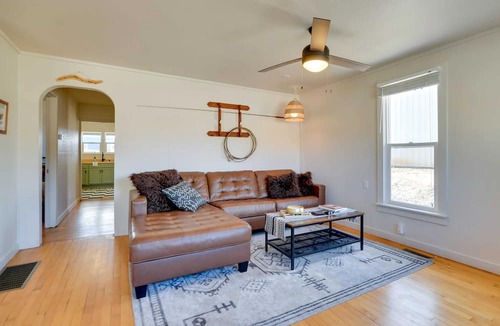 Thermopolis House | Historic downtown bungalow, a short walk to hot springs and dinosaur museum.