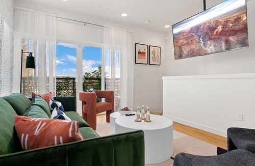 East Queen Anne House | Seattle Skyline Views! Walk to Space Needle! Rooftop deck! Beautiful design!