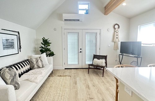 Coeur d'Alene House | Sun-Washed Modern Guest House in Downtown Coeur d'Alene