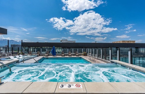 Rio Grande Apartment | Downtown views! Amazing pool/gym/hottub Luxury apt