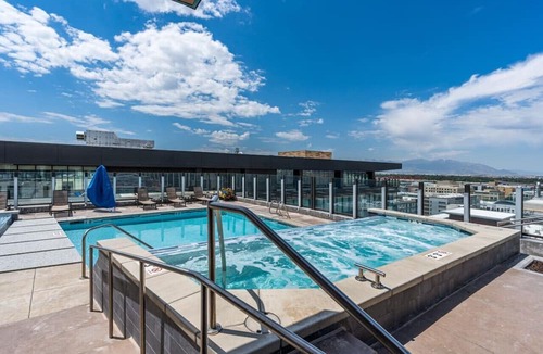Rio Grande Apartment | City Views! Luxury King bed/gym/pool+HTub/