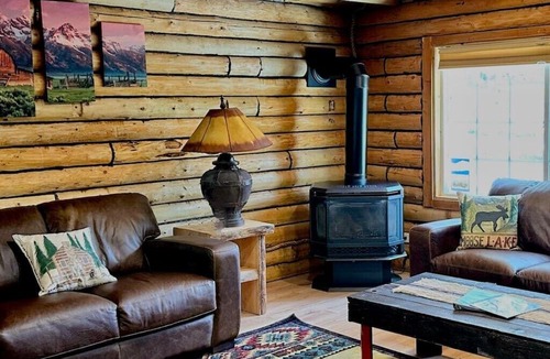 Island Park Cabin | Beaver’s Cabin Trailer Parking *HOT TUB*dog friendly, EV