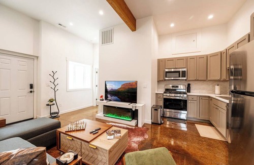 Sheridan Apartment | Vaulted Den — Chic 1BR with Fireplace, Sheridan WY