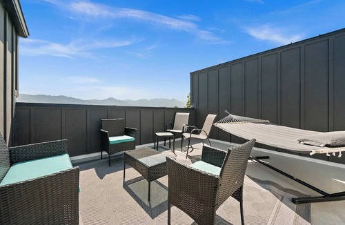 People's Freeway Condo | SLC - Convention - Airport - Delta - Rooftop & Garage