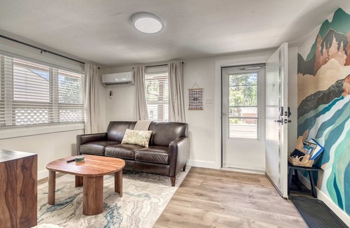 Depot Bench Apartment | Uptown 2 bedroom flat near Train Depot