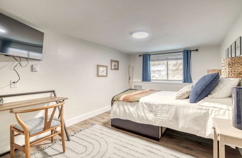 Depot Bench Apartment | Uptown 2 bedroom flat near Train Depot