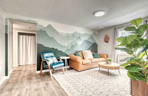 Depot Bench Apartment | Uptown 2 bedroom flat near Train Depot