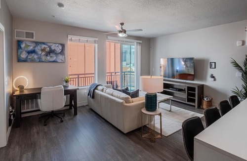 Rio Grande Apartment | Convention Ctr Luxury 1BR Pool Gym Hot Tub