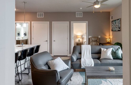 Rio Grande Apartment | Convention Ctr Lux 2BR Pool,Htub,Gym,Theatre,Pkg