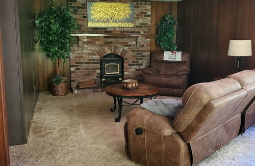Mead House | Charming 1-bedroom country house with WiFi, AC in serene Mead