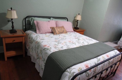 Thermopolis House | A Charming 100+ year old vintage farmhouse that has been updated with modern amenities.