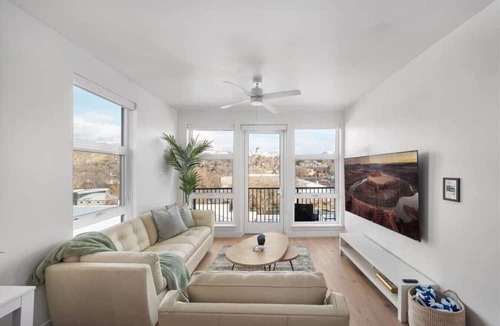 Downtown Salt Lake City Apartment | INCREDIBLE Views Capital +MTN+City! Penthouse cnr suite! Best Amenities!