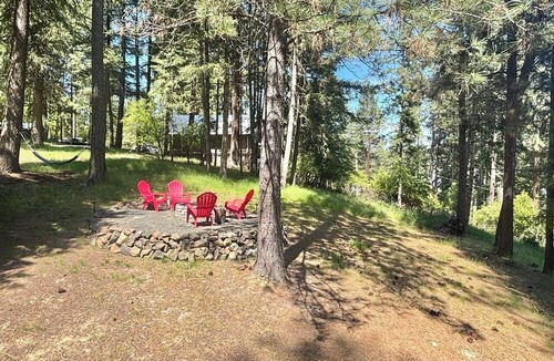 Worley Cabin | Charming 2-bedroom cabin with lake views offering a quiet, lake-side retreat.