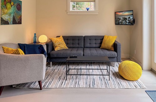 Maple Leaf Apartment | Leafy Urban Escape - Cozy 1 bedroom