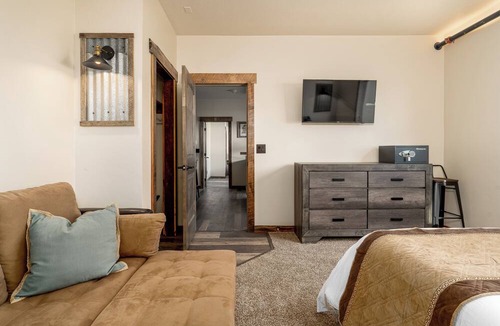 West Yellowstone Hotel | The Adventure Inn Yellowstone- Continental Divide Suite, 2BR retreat just 1 minute from Yellowstone!