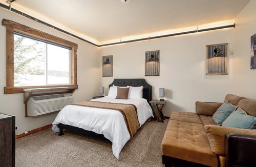 West Yellowstone Hotel | The Adventure Inn Yellowstone- Continental Divide Suite, 2BR retreat just 1 minute from Yellowstone!
