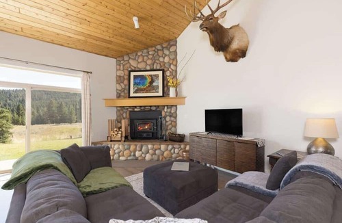 Big Sky Condo | Beautiful furnished 3 bedroom with dates open fo summer 2026! Walking distance to town center!