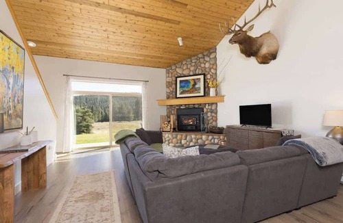 Big Sky Condo | Beautiful furnished 3 bedroom with dates open fo summer 2026! Walking distance to town center!