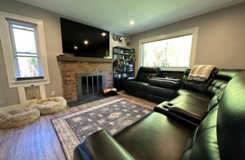 Twin Falls House | Lux Home, pet friendly,fully fenced