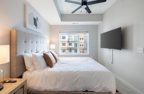 People's Freeway Apartment | Landing Amazing 1BD Gym Game Room
