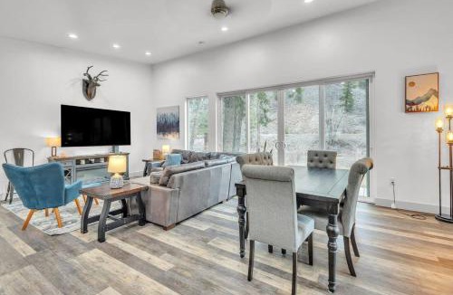 Missoula House | Luxury Riverfront Retreat on Montanas Iconic Blackfoot River with Hot Tub