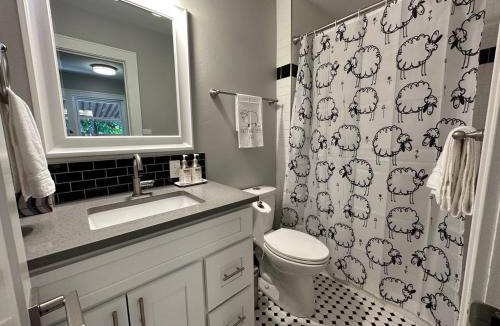 Twin Falls House | Lux Home, pet friendly,fully fenced