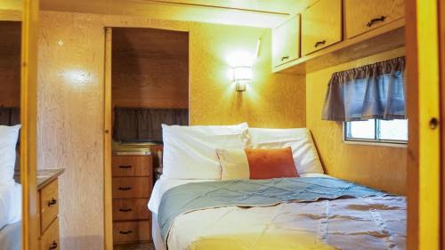 Irwin House | Cozy 2-bed cabin looking over Palisades Lake