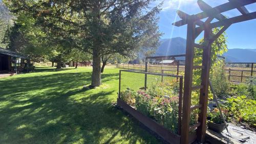 Clinton House | Beautiful Cabin with Hot-Tub and Breathtaking Landscape Views in Montana