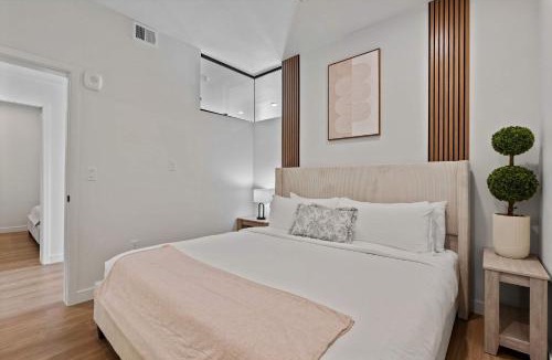 People's Freeway Apartment | Stylish SLC Getaway 2-Bed 2-Bath with Balcony