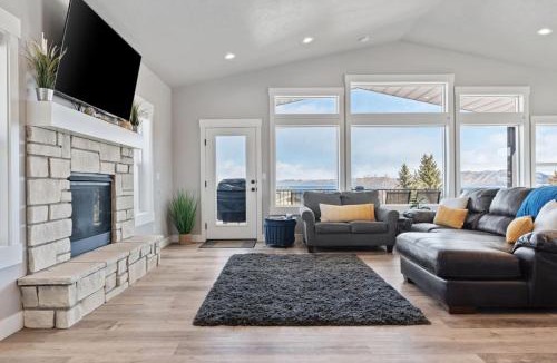 Sweetwater House | Sunny Side - Sleeps 19, Hot Tub, AC, Games, Ideal Beach Resort