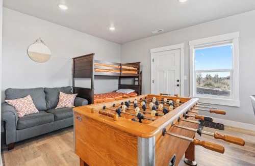 Sweetwater House | Sunny Side - Sleeps 19, Hot Tub, AC, Games, Ideal Beach Resort