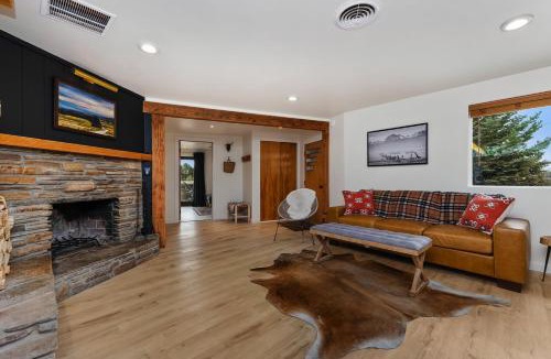 Twin Falls House | Rock Creek Canyon 1BR, Hot Tub, Sauna, Fire Pit