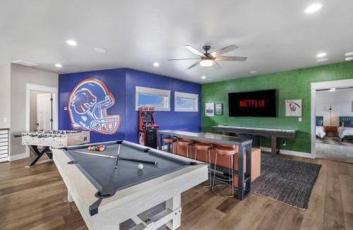 Twin Falls House | 6K SQFT Lux Heated Pool Hot Tub Sauna Speakeasy