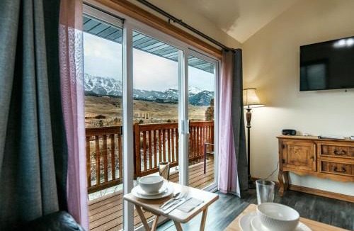 Gardiner Hotel | Yellowstone Riverside Cottages