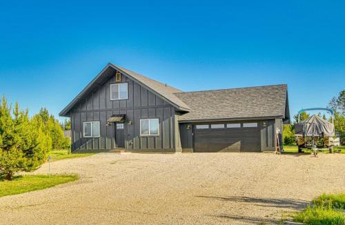 Fir Grove Estates House | Family-Friendly Donnelly Home w/Private Hot Tub!