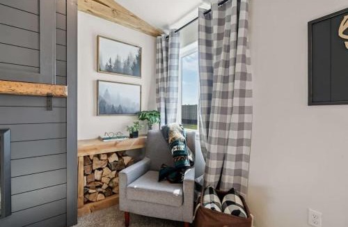 Caldwell House | Modern Cabin Vibes, Vaulted ceilings, Sleeps 8!