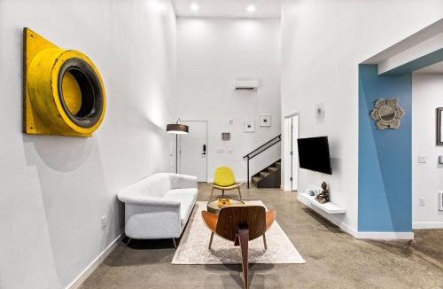Downtown Apartment | Posh Lofty Pad in Central Redmond - 92 Walkscore!