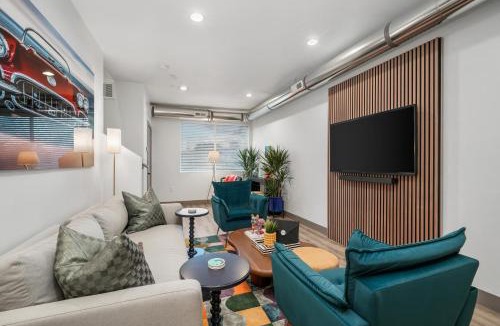 People's Freeway Apartment | The Pilot Haus Luxe 2BR, Rooftop Deck & Garage