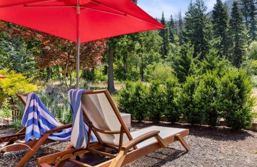 Cascade Locks House | Mountain-View Retreat with Hot Tub & Waterfalls