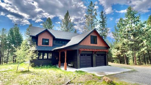 Cascade House | Camp 95 - Stunning Mountain Home - 4.5 Acres - Views - Hot Tub - Pet friendly - Private