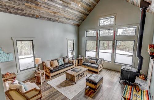 Cascade House | Camp 95 - Stunning Mountain Home - 4.5 Acres - Views - Hot Tub - Pet friendly - Private